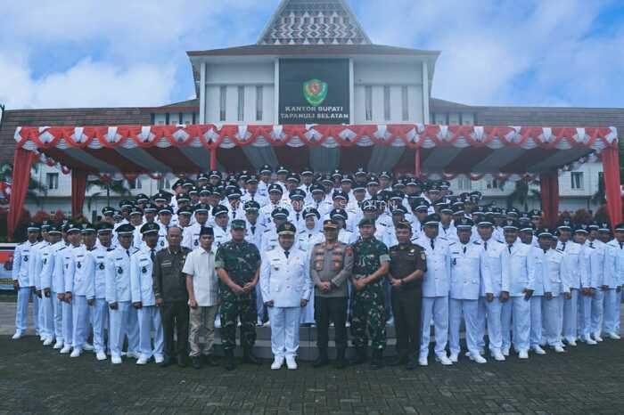Bupati Tapsel Ambil Sumpah 106 Kepala Desa