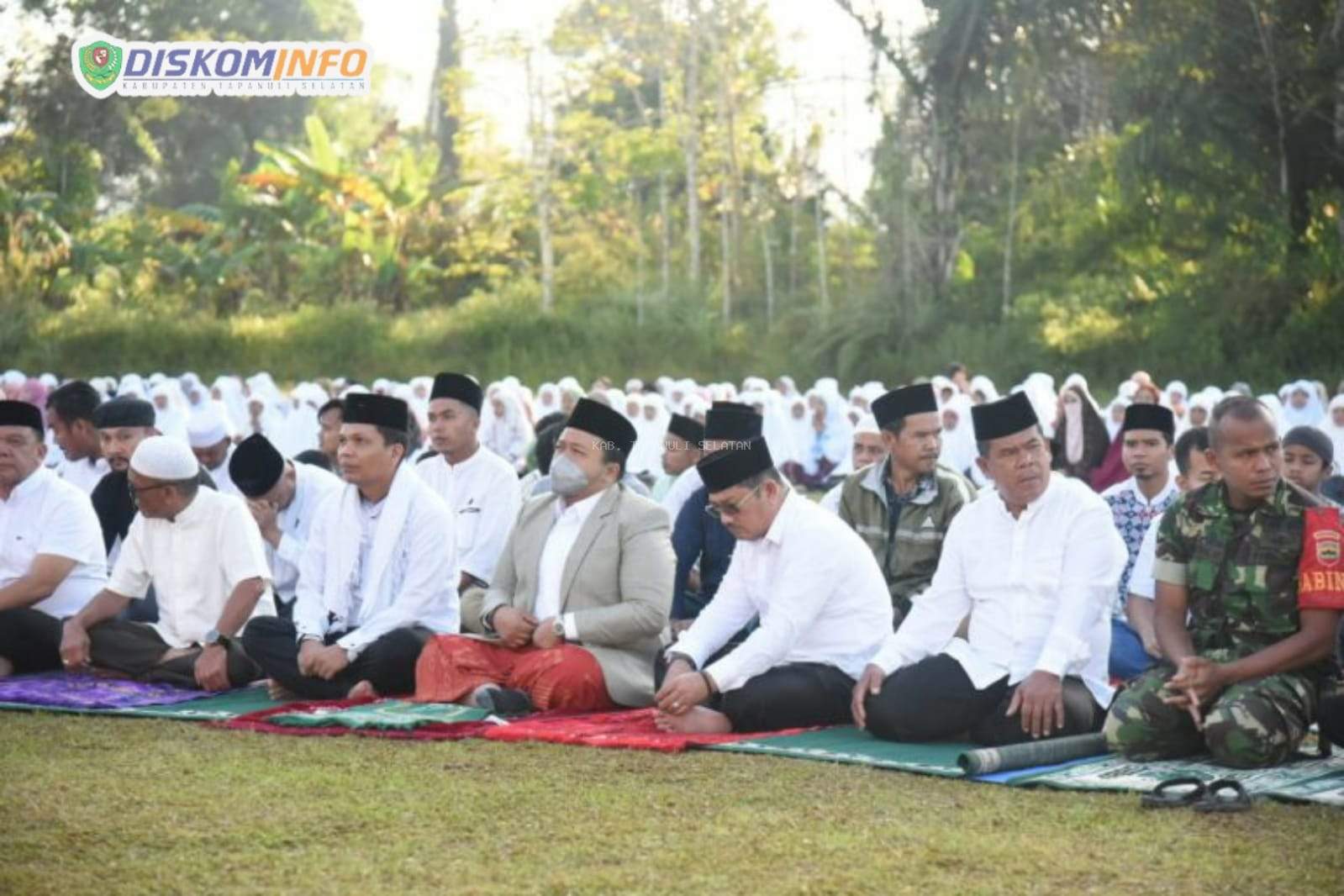 Bupati dan Ketua TP PKK Tapsel Salat Idul Adha di Arse