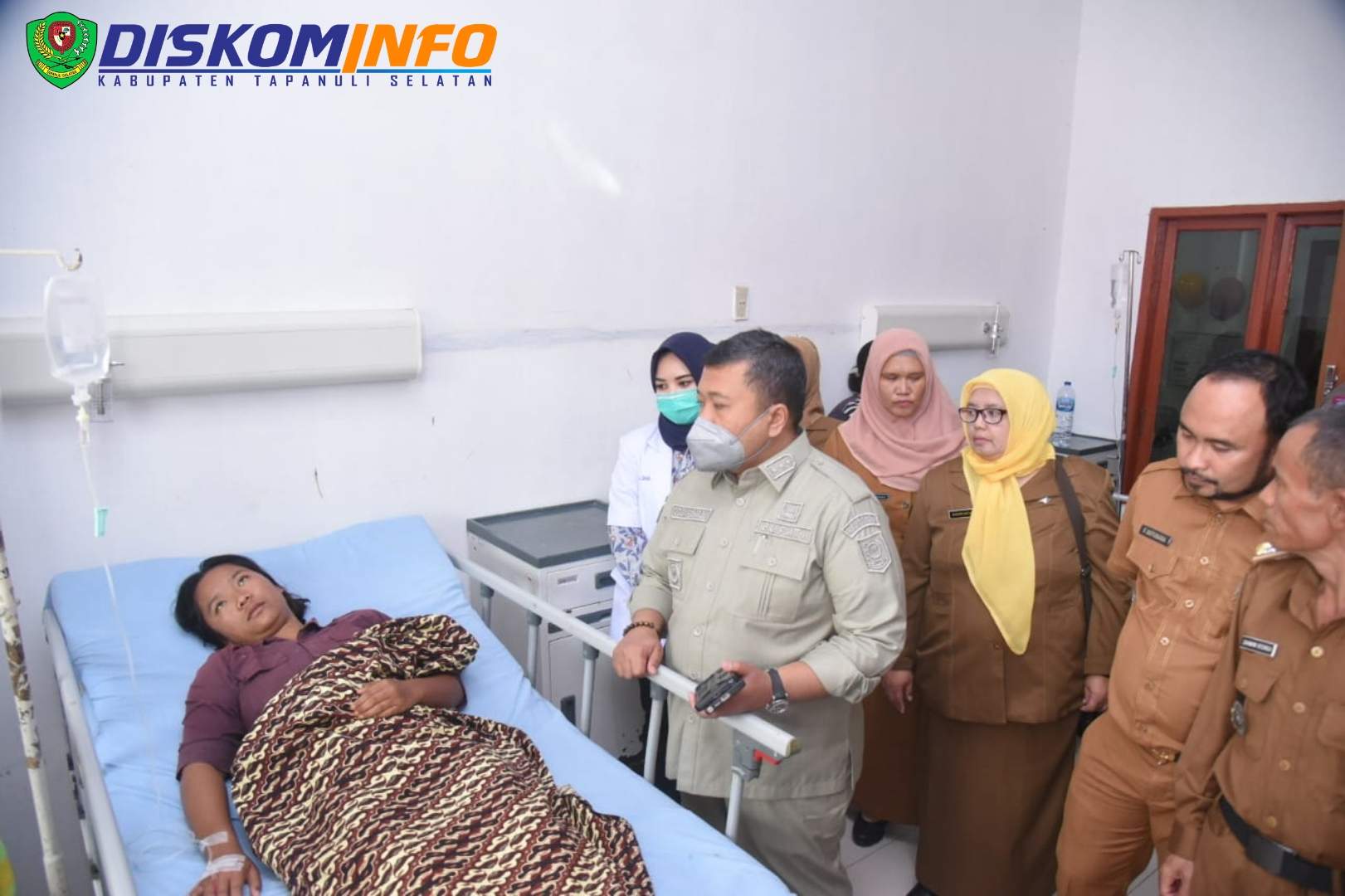 Bupati Tapsel Jenguk Korban Kecelakaan Bus di Arse