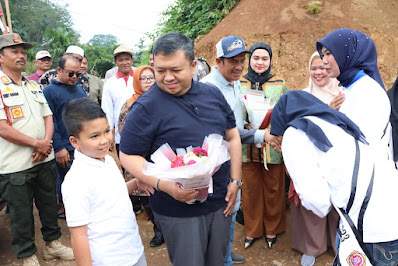 Ditemani Putra Tercinta, Bupati Dolly Pasaribu Nonton Pertandingan Final Bola Voli