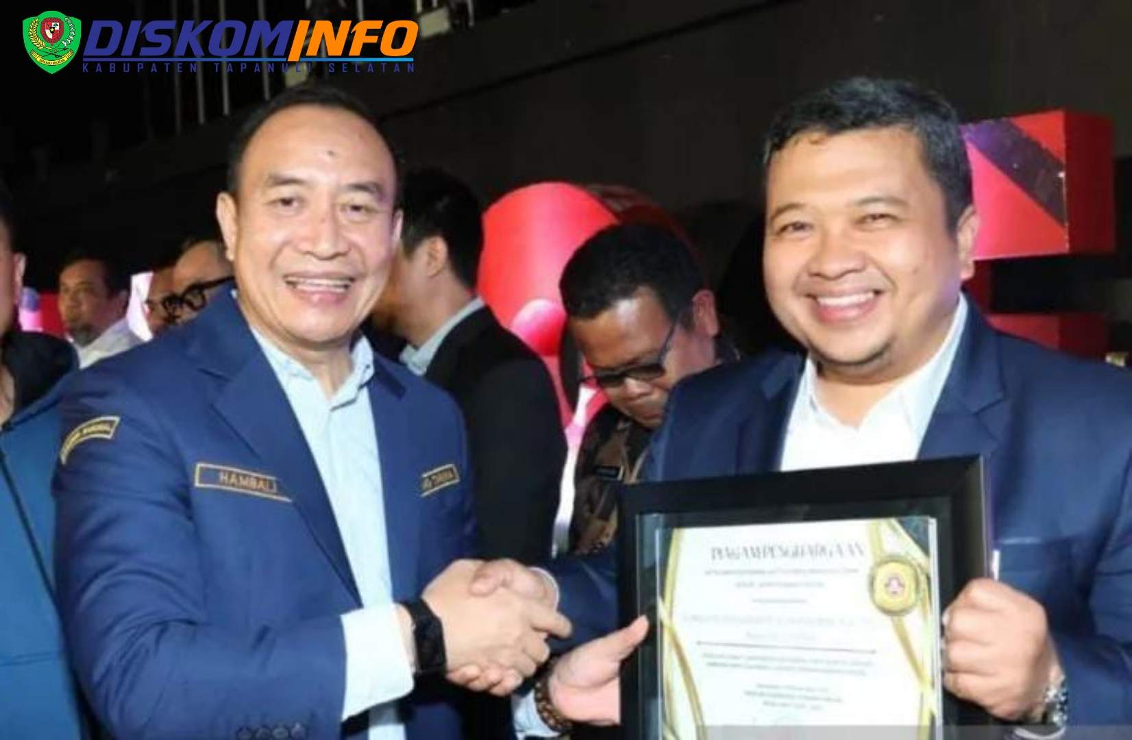 Bupati Tapsel Dianugerahi Satyalencana Aditya Karya