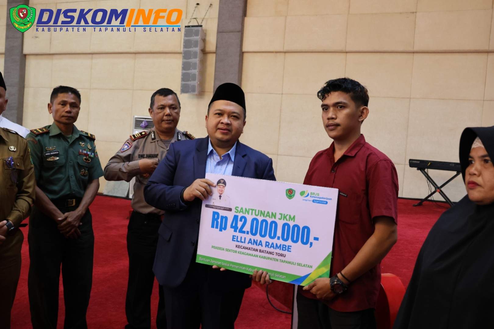 Bupati Tapsel Serahkan 67 Santunan ke Ahli Waris Kelompok BKMT dan Keagamaan