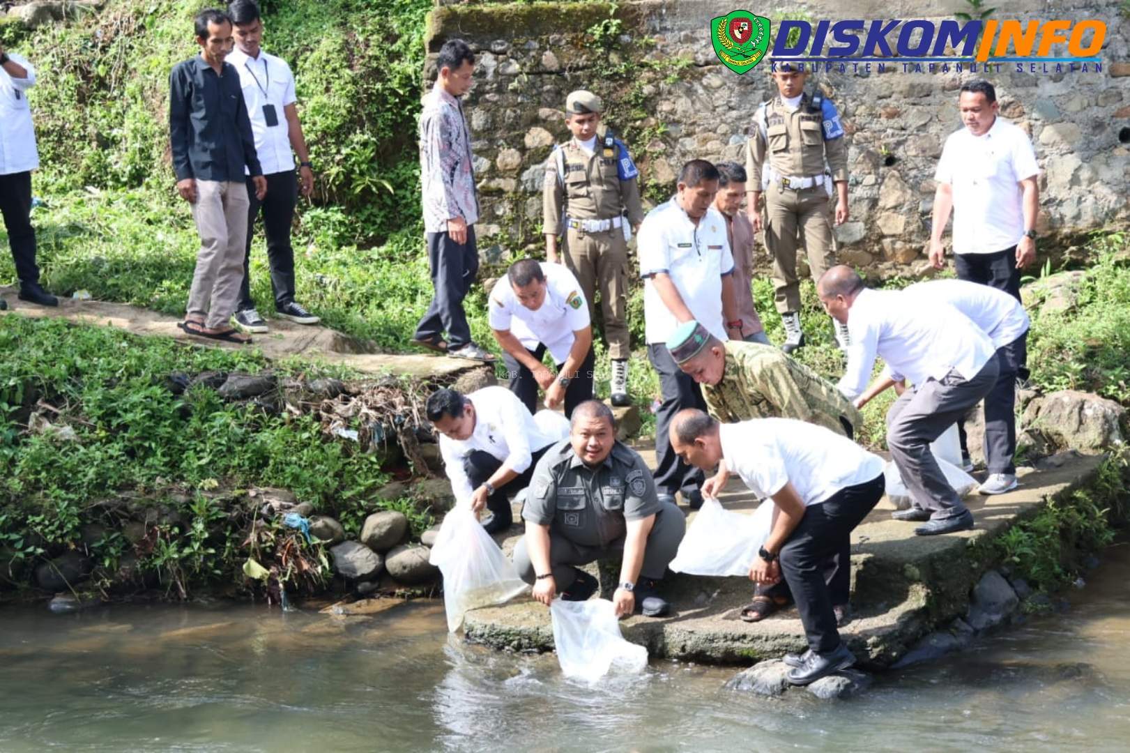 Bupati Tapsel Tabur Ribuan Benih Ikan di Angkola Selatan 