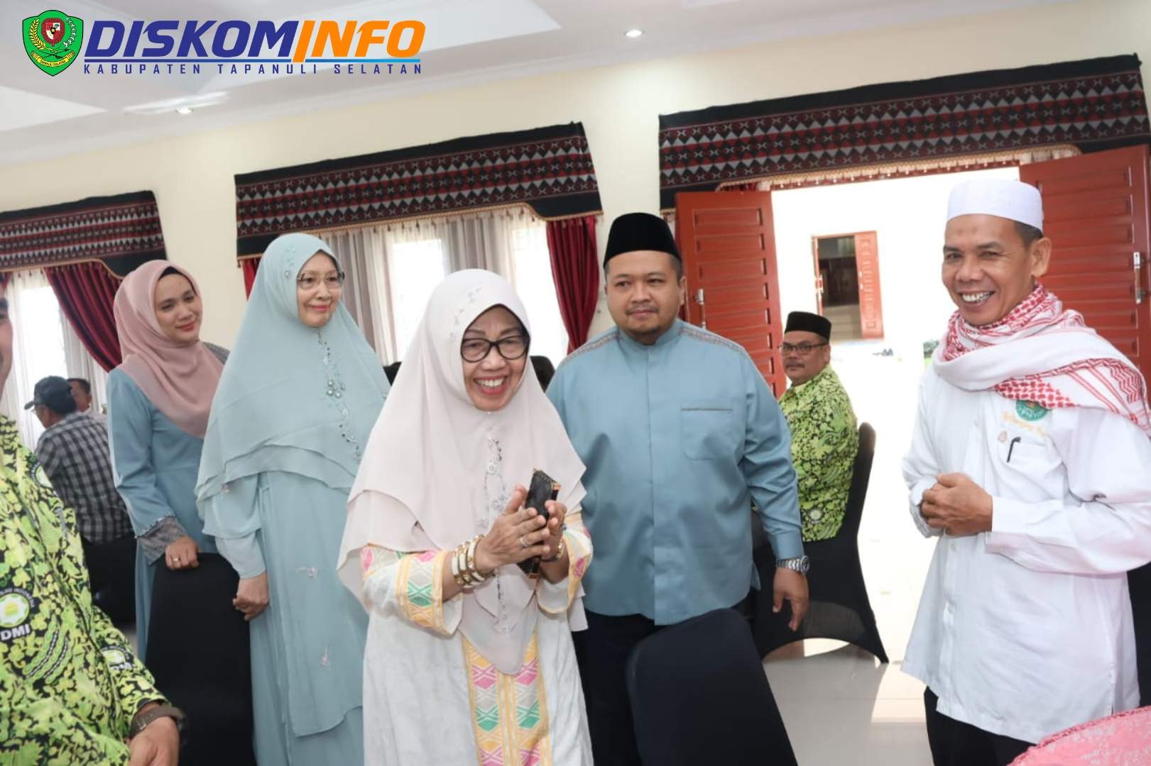 Bupati Tapsel dan Keluarga Jalin Silaturahmi Dengan Ormas se-Tapsel