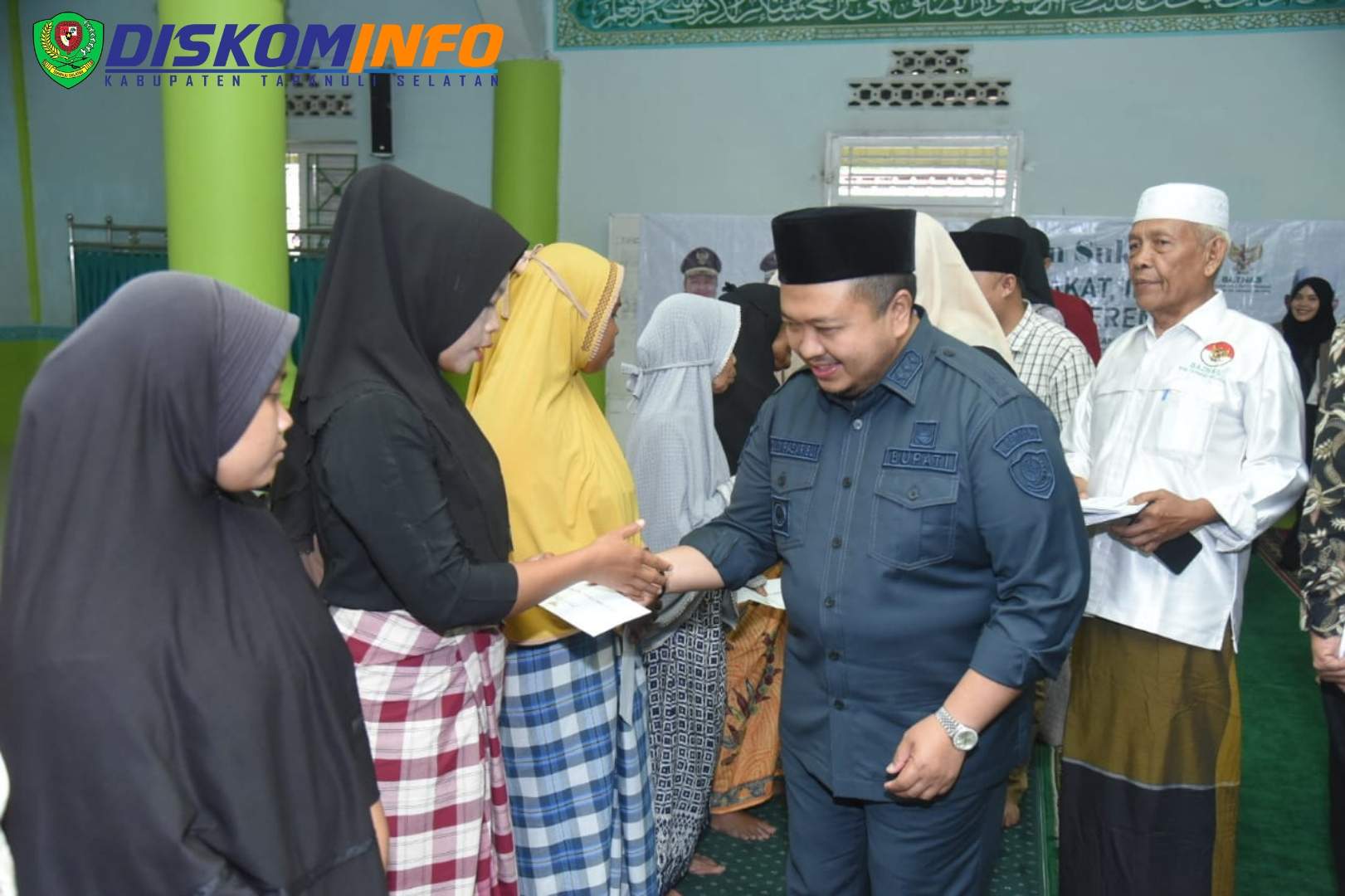 Bupati Tapsel Serahkan ZIS Secara Serentak ke Seluruh Kecamatan se-Tapsel 