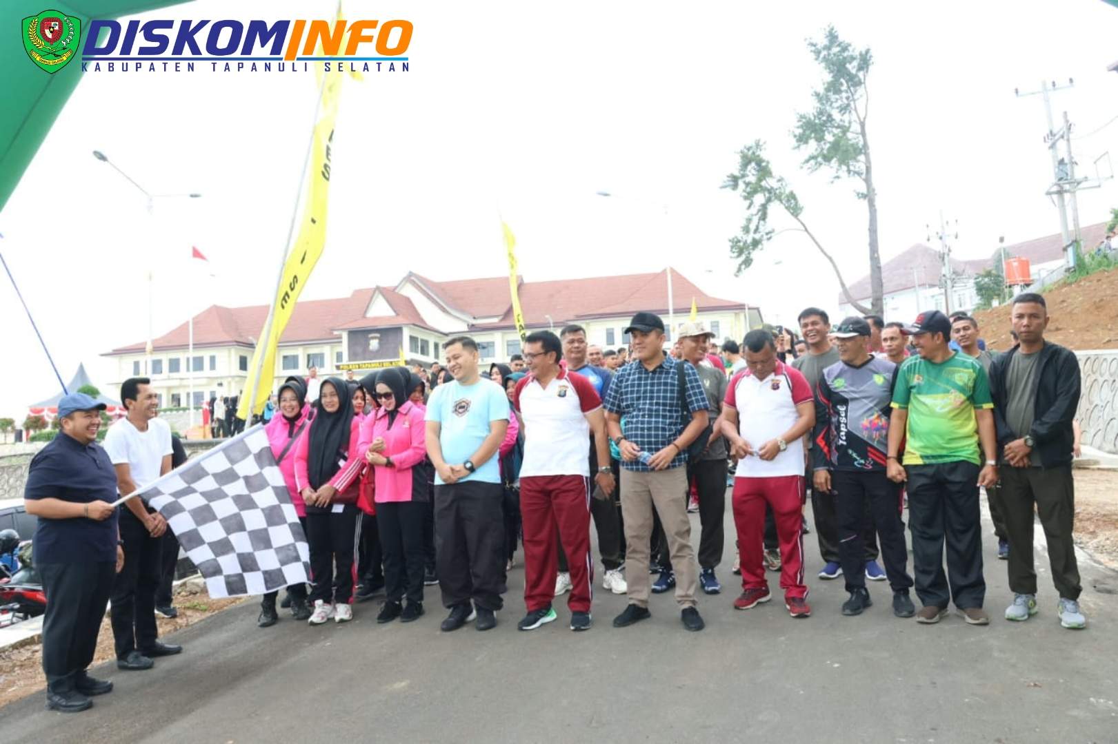 Peringati HUT Bhayangkara Ke-78, Bupati Tapsel dan Forkopimda Kompak Ikuti Olahraga Bersama 