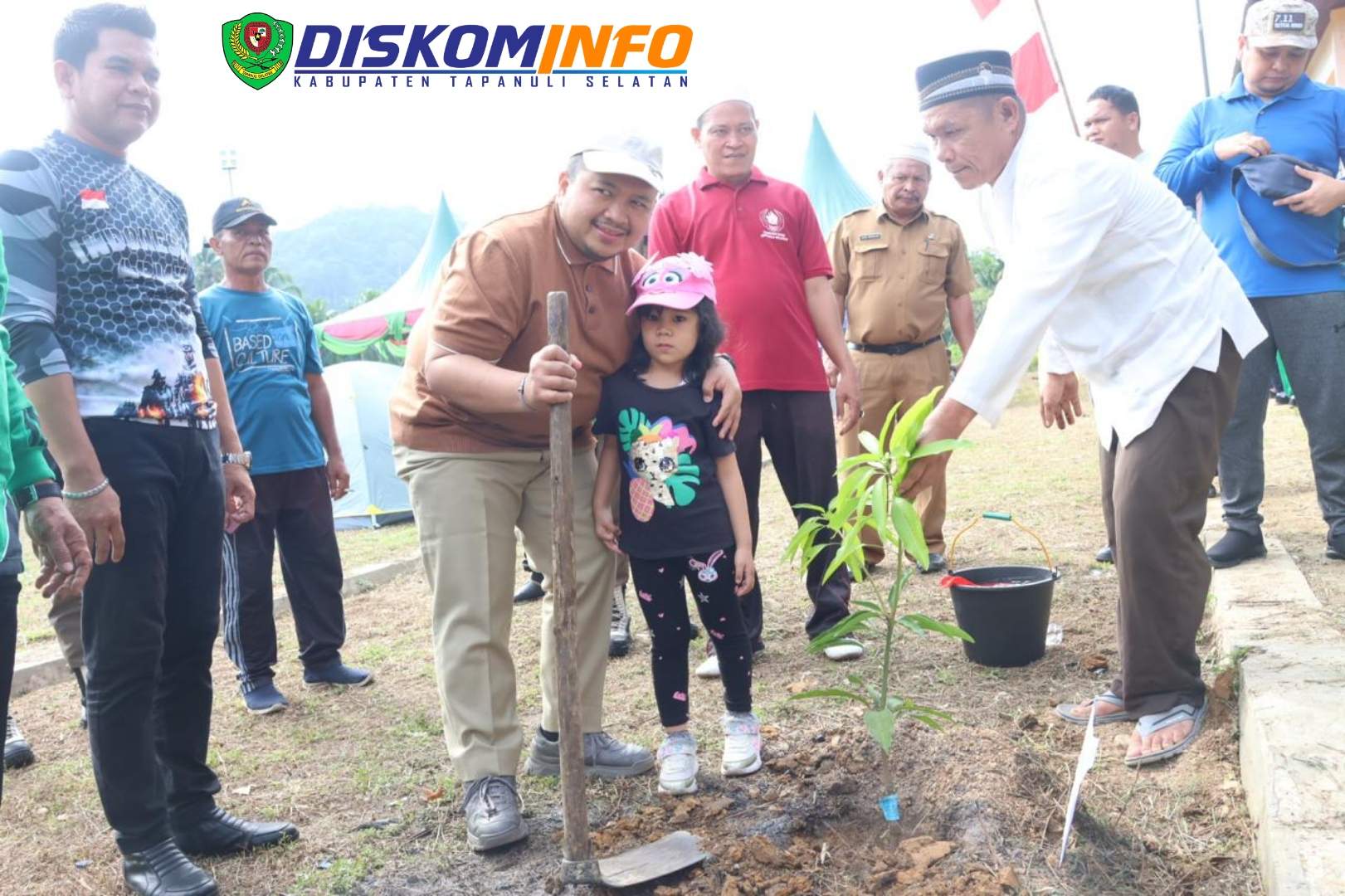 Bupati Tapsel Ajak Masyarakat Untuk Selalu Menjaga Kelestarian Lingkungan