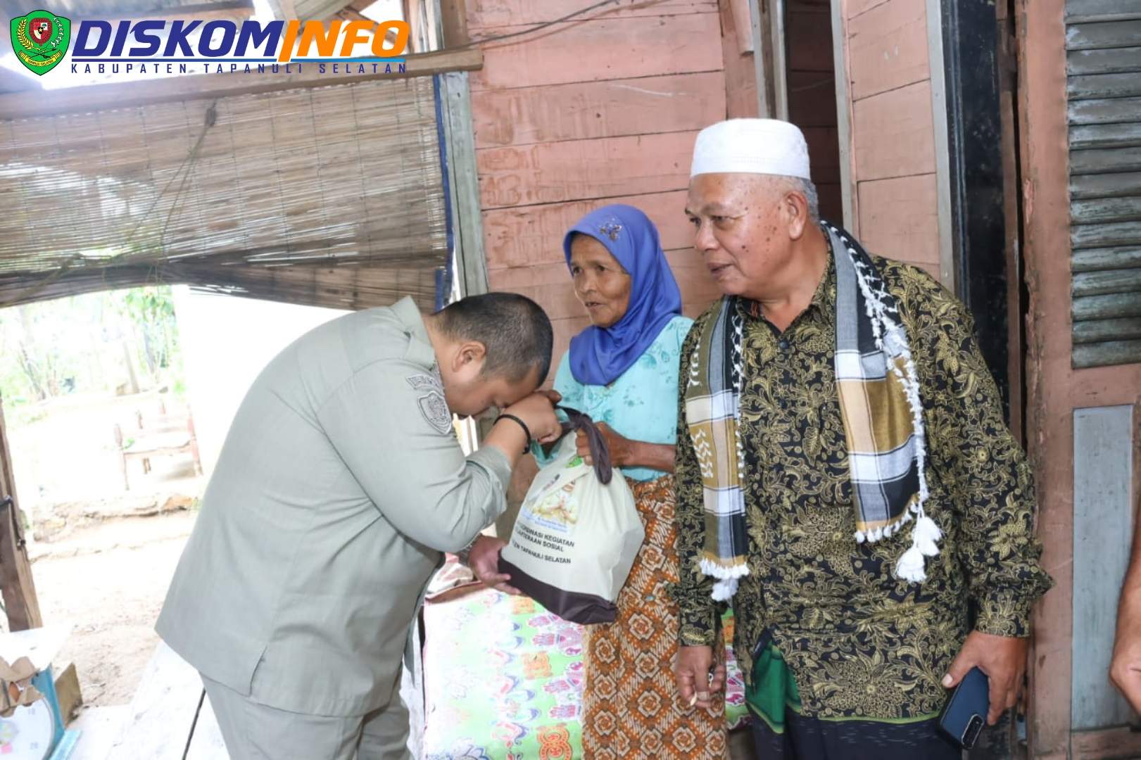 Bupati Tapsel Lakukan Program Jumat Berkah dan Bakti Sosial