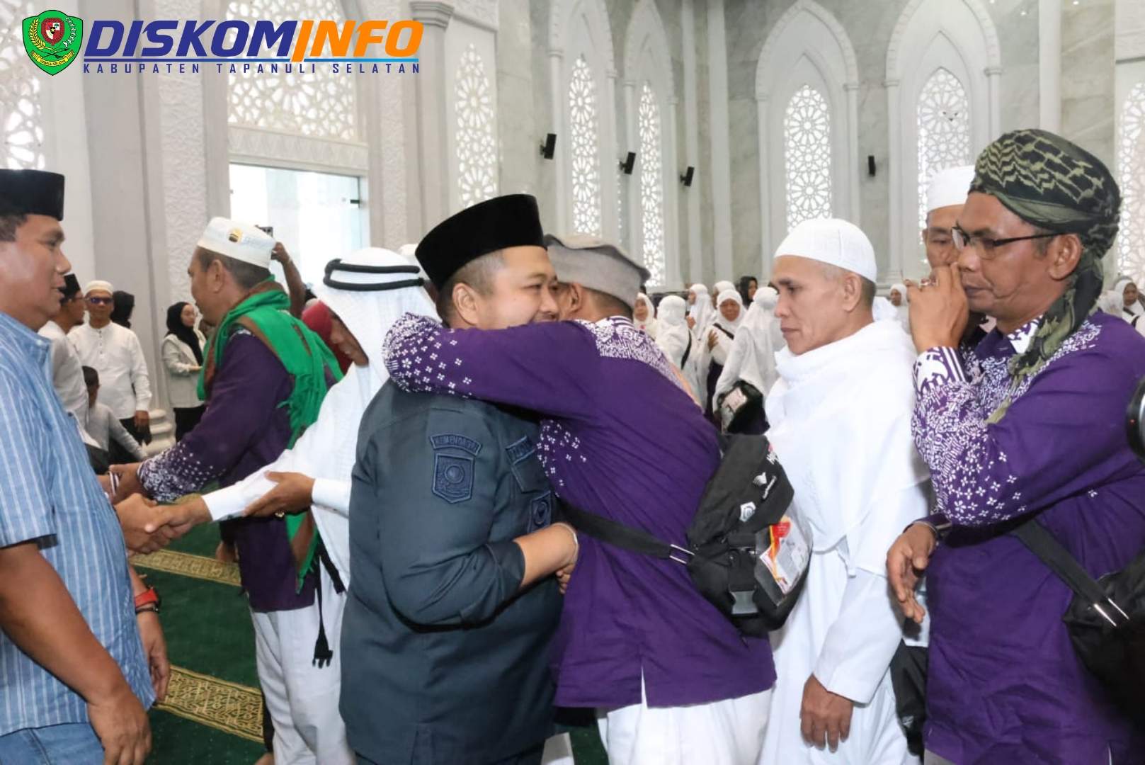 Bupati Dolly Pasaribu Sambut Kedatangan Jemaah Haji Tapsel Dengan Penuh Rasa Haru
