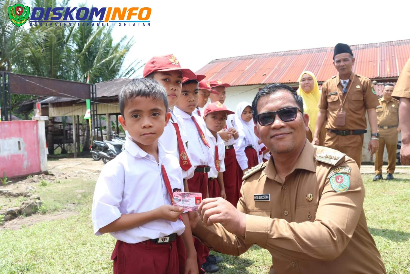 Plt Bupati Tapsel Bagikan KIA Ke Siswa-Siswi SD dan SMP Angkola Timur