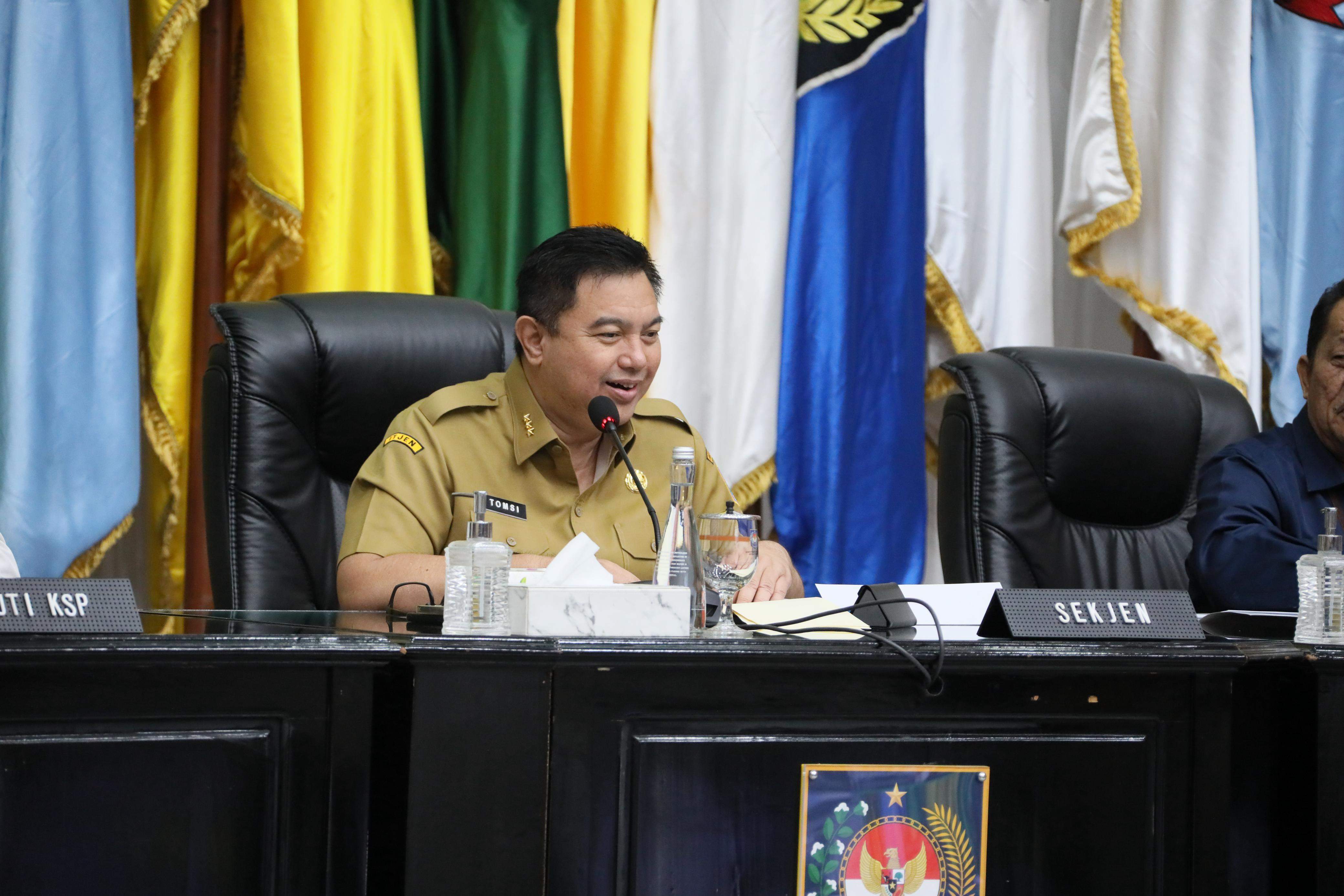 Sekjen Kemendagri Minta Pemda Kendalikan Kenaikan Harga Jelang Ramadan