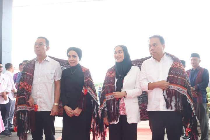 Sekda Tapsel Sambut Kedatangan Bupati dan Wakil Bupati Gus-Jafar dengan Ulos