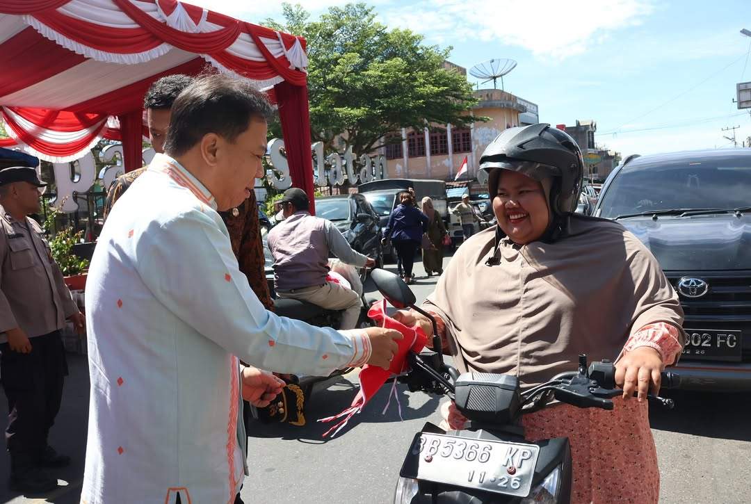Jelang HUT RI ke-80, Pemkab Tapsel Bagikan 500 Bendera Merah Putih