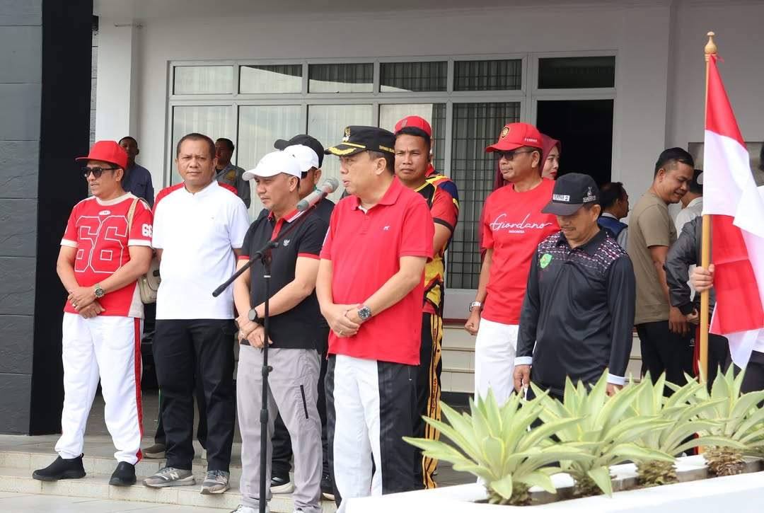 Sambut HUT RI ke-80, Wabup Tapsel Lepas Ribuan Peserta Jalan Santai