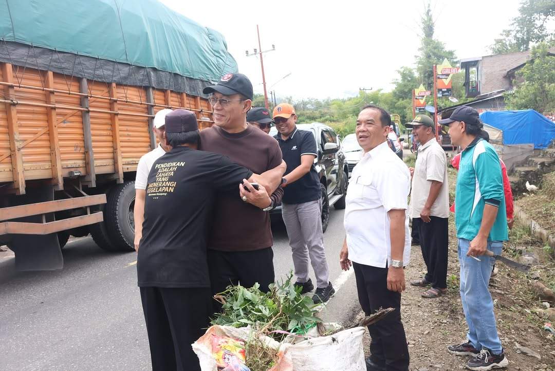 Bupati Tapsel Turun Tangan Bawa Cangkul, Ikut Gotong Royong di World Cleanup Day 2025