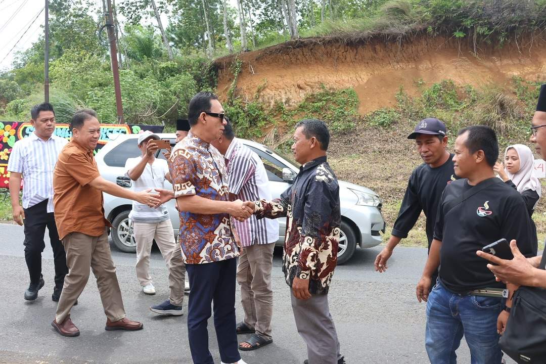 Dorong Ekonomi Mandiri, Bupati Tapsel Gus Irawan Resmikan Pusat Oleh-Oleh Tabagsel