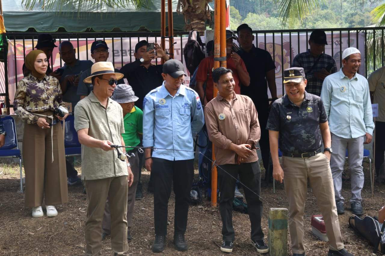Sambut Hari Jadi Tapsel ke-75, Bupati Gus Irawan Buka Lomba Mancing di Sayurmatinggi