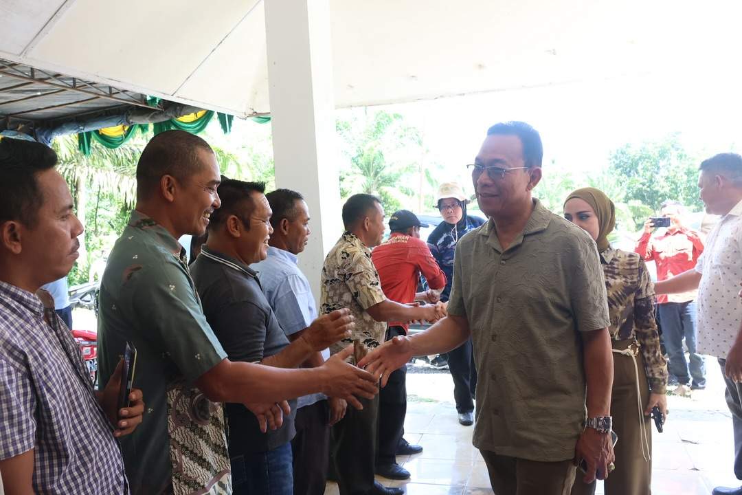 Tapsel Targetkan Mandiri Pangan, Bupati Salurkan Bantuan Benih Padi dan Alsintan ke Tantom Angkola