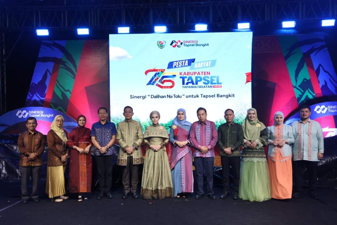 Bupati Gus Irawan Pamerkan Produk Tenun dan Ulos Khas Tapsel