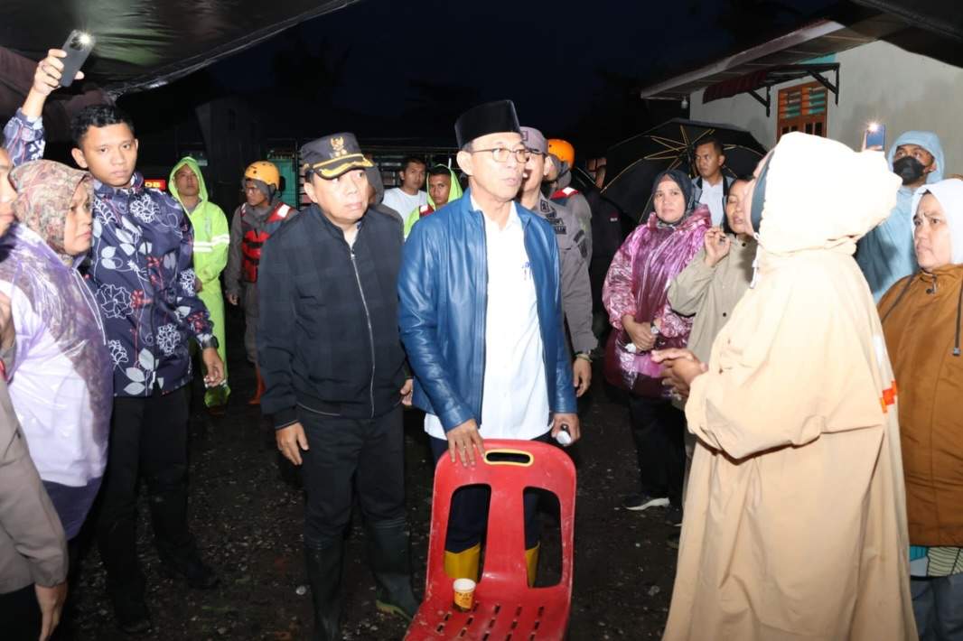 Bupati Tapsel Turun Langsung ke Lokasi Banjir, Suaranya Tertahan Saat Sapa Korban