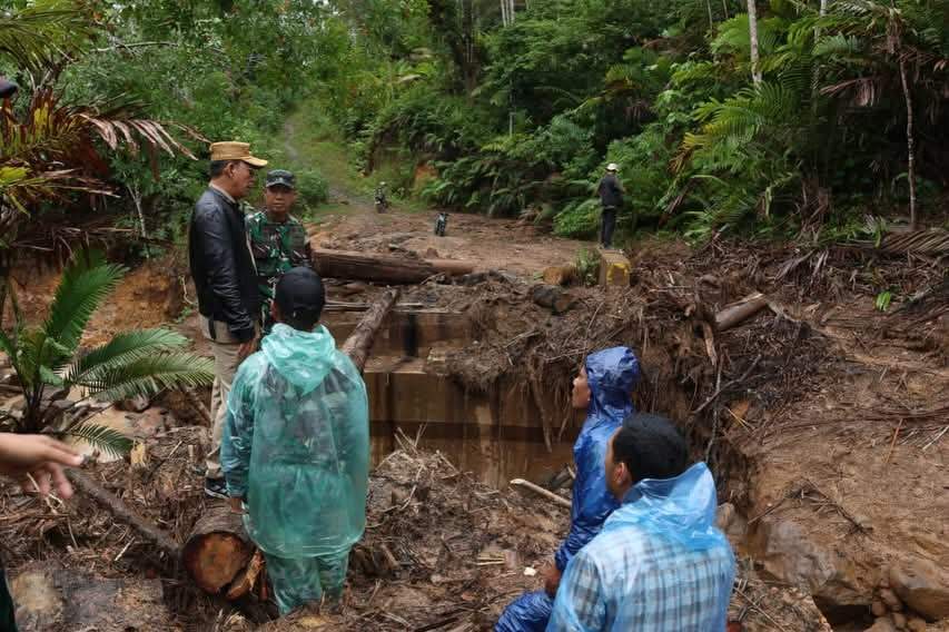 Bupati Tapsel Tinjau Lokasi Bencana Tanah Longsor di Angkola Barat dan Salurkan Ribuan Dana Tunggu Hunian