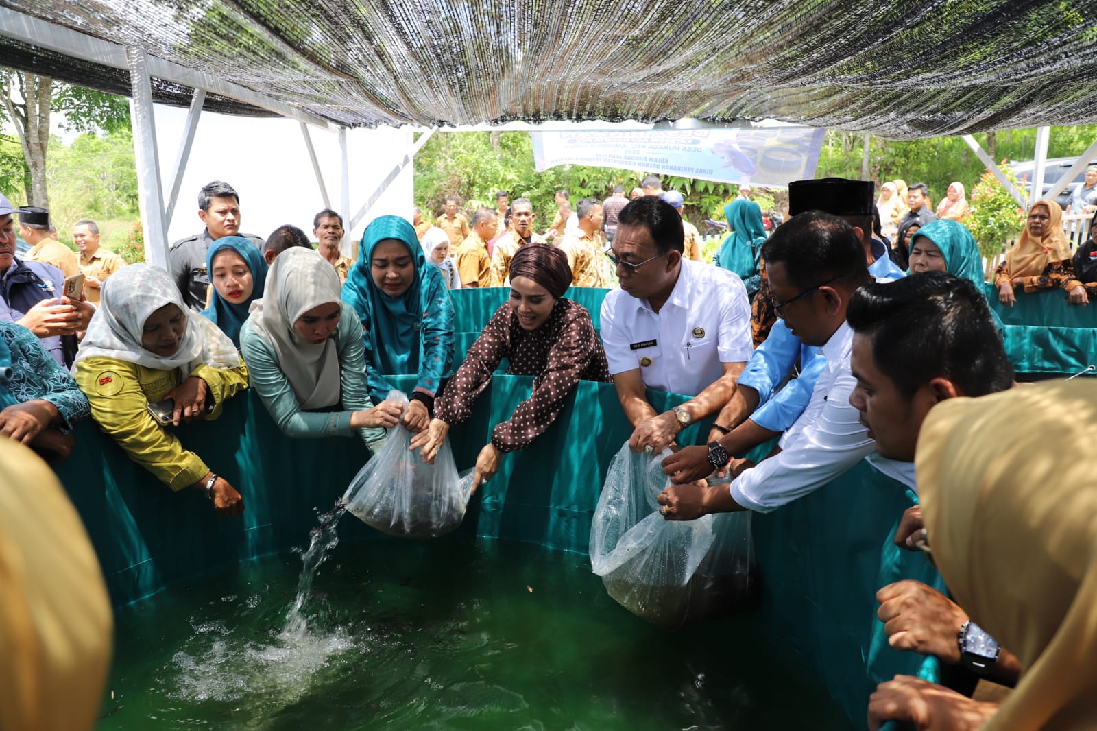 Bupati Tapsel Serahkan Bantuan Kolam Lele untuk PKK Desa Huraba, Perkuat Ekosistem Pangan dan Dukung Program MBG