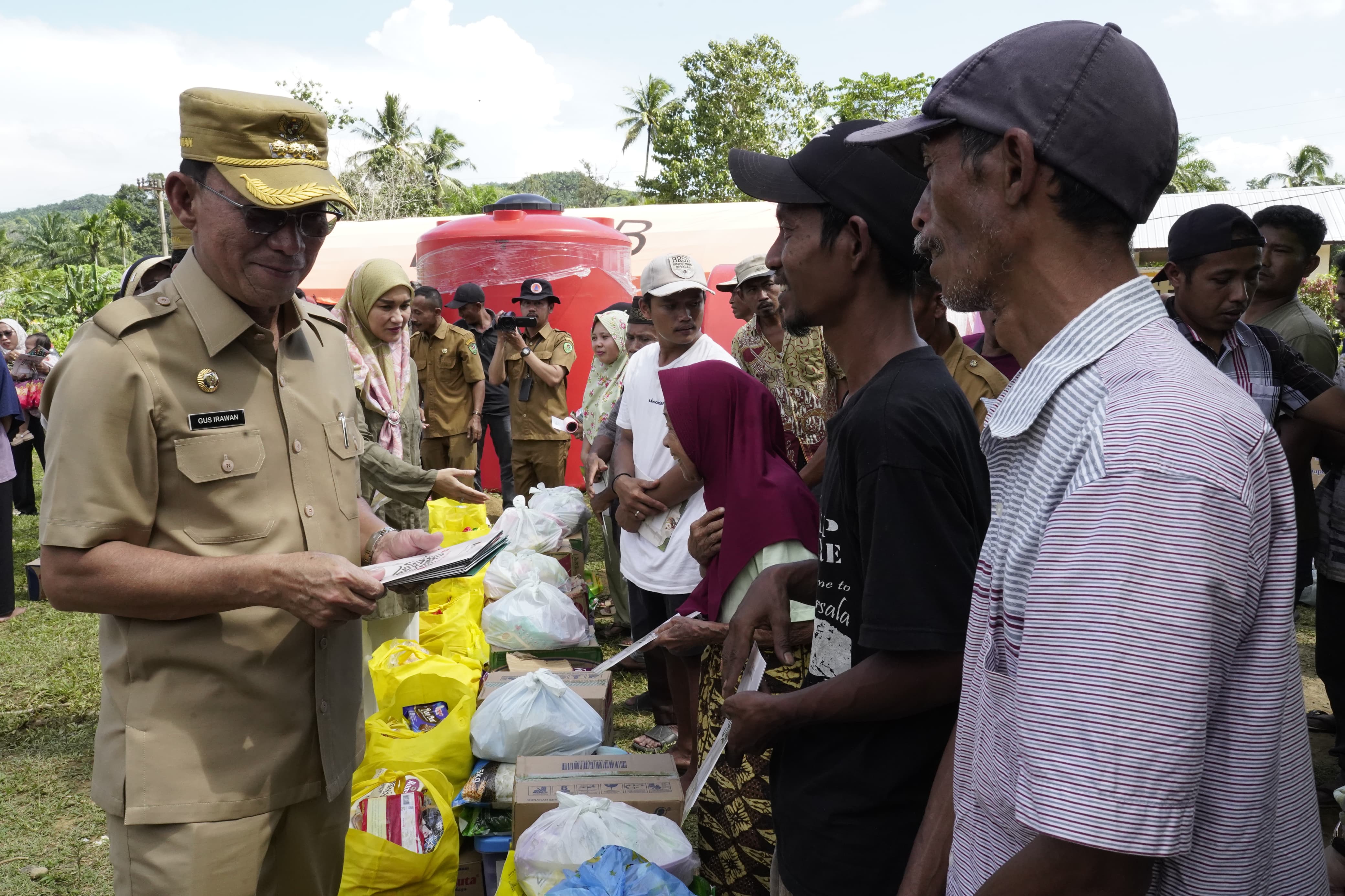 Jelang Lebaran, Bupati Tapsel Serahkan Bantuan Presiden untuk Korban Bencana di Huntara Simatohir